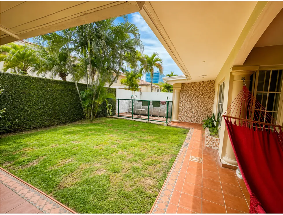 ALQUILER CASA COSTA DEL ESTE CON TERRAZA COSTA AZUL MLD