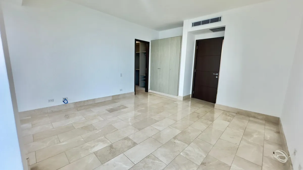 Investment Opportunity in Grand Tower Punta Pacifica: 288 m² Oceanfront Apartment with Tenant - $750,000