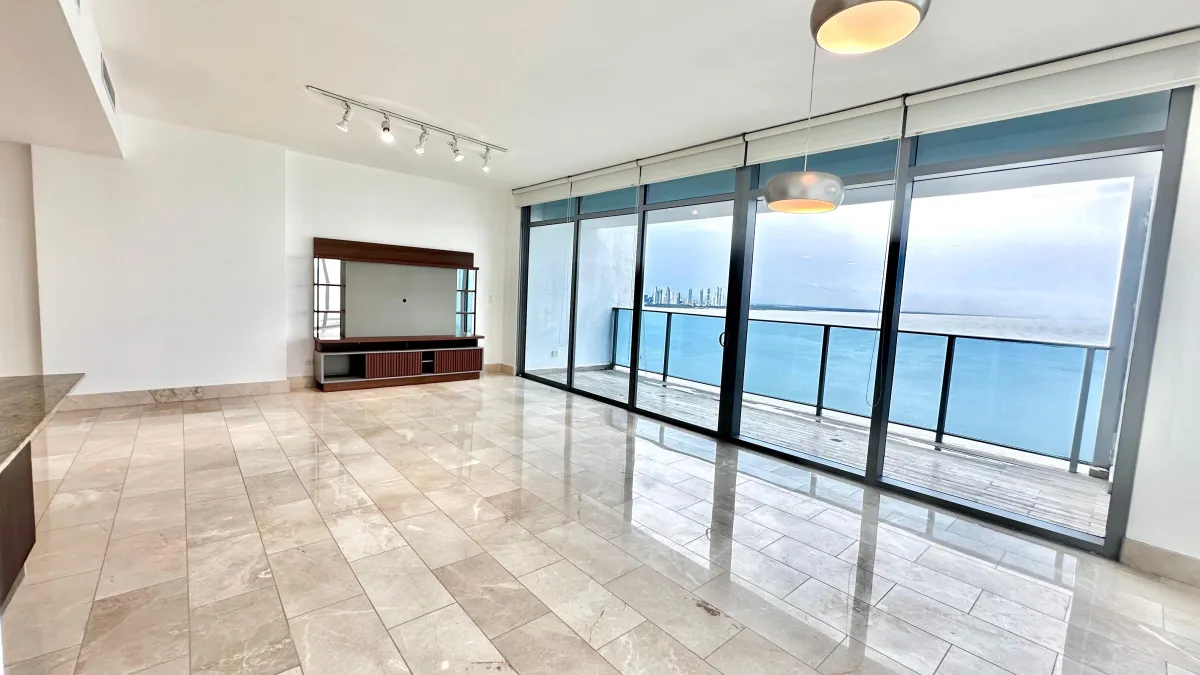 Investment Opportunity in Grand Tower Punta Pacifica: 288 m² Oceanfront Apartment with Tenant - $750,000