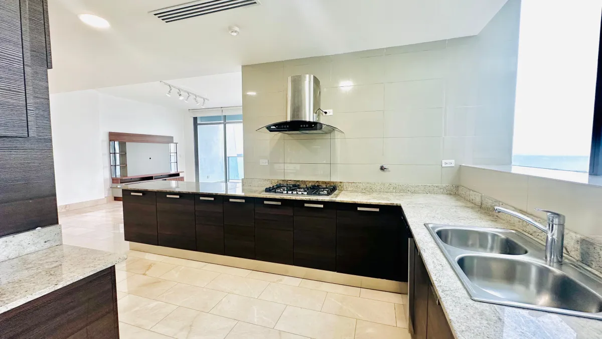 Investment Opportunity in Grand Tower Punta Pacifica: 288 m² Oceanfront Apartment with Tenant - $750,000