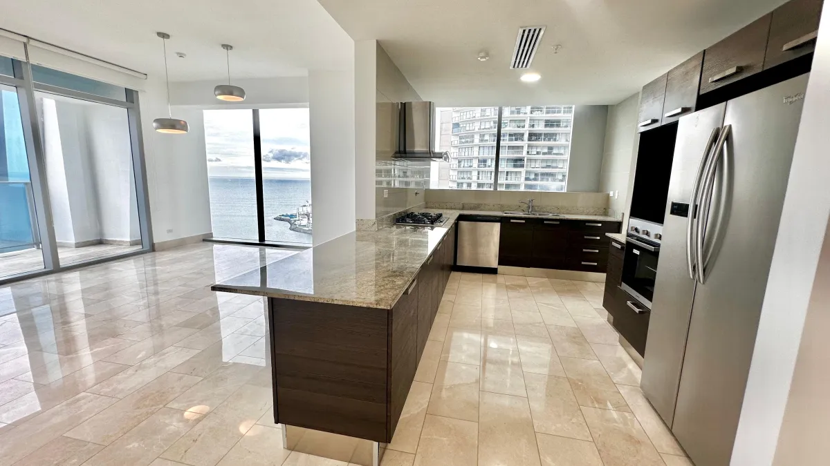 Investment Opportunity in Grand Tower Punta Pacifica: 288 m² Oceanfront Apartment with Tenant - $750,000