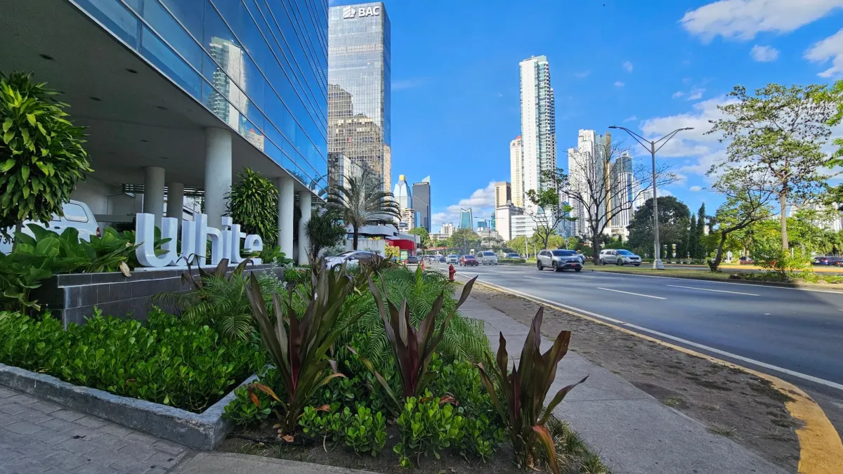 APT AMOBLADO PISO ALTO - WHITE TOWER - 121 M2