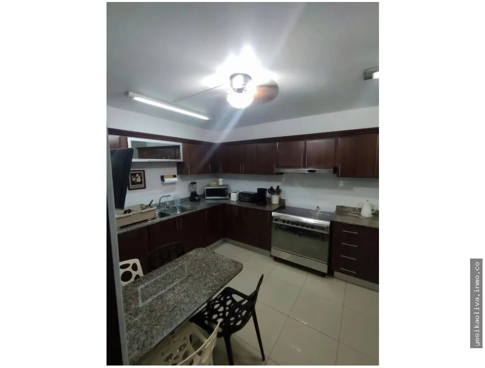 Alquiler de Apartamento Amoblado en Obarrio, piso alto (NEGOCIABLE)