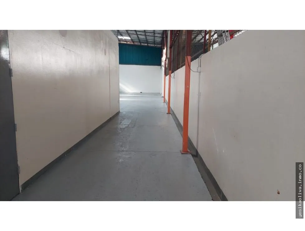 Se alquila galera comercial en Parque Lefevre