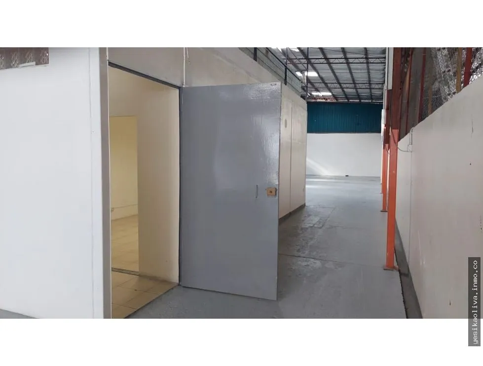Se alquila galera comercial en Parque Lefevre