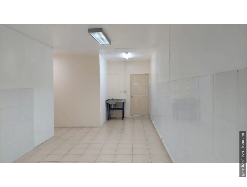 Se alquila galera comercial en Parque Lefevre
