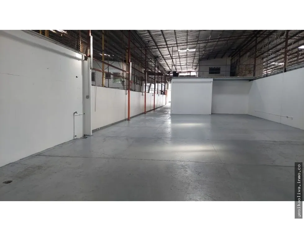 Se alquila galera comercial en Parque Lefevre