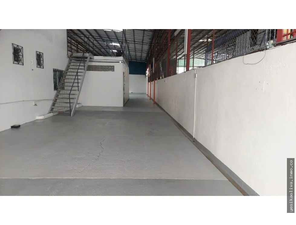 Se alquila galera comercial en Parque Lefevre