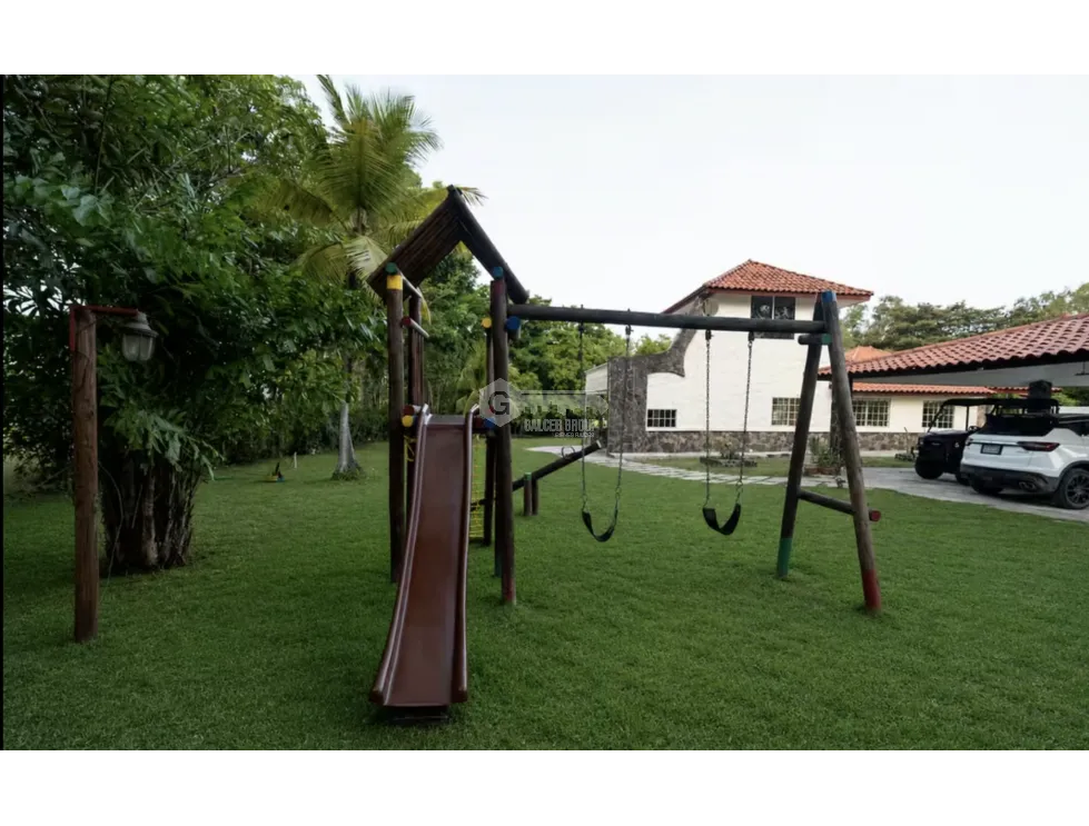 COCLE / SANTA CLARA / 4 HABITACIONES / 2600 M2 / TERRAZA / JARDIN