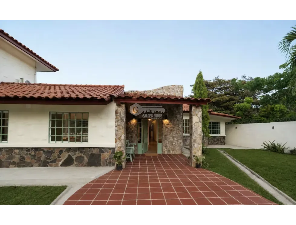 COCLE / SANTA CLARA / 4 HABITACIONES / 2600 M2 / TERRAZA / JARDIN