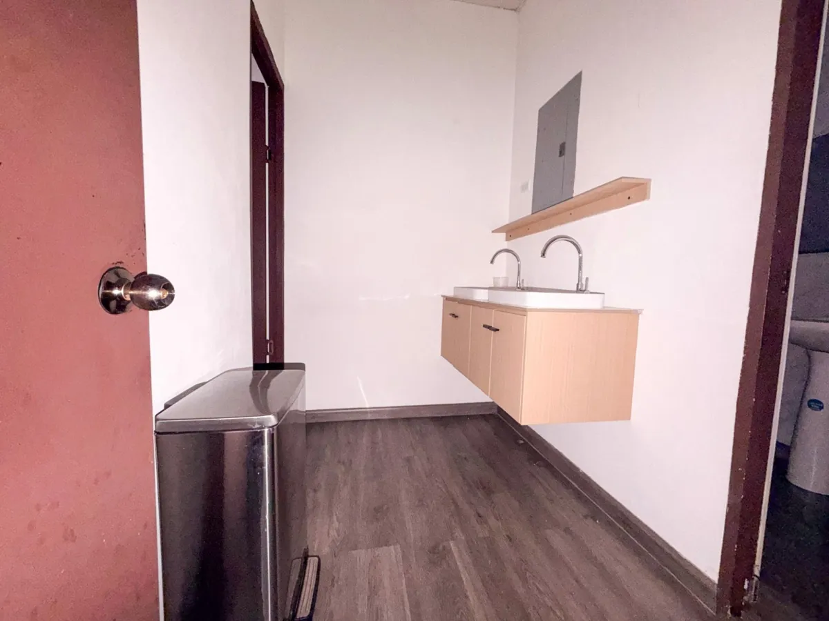 LOCAL REMODELADO EN VIA BRASIL PARA SALON DE BELLEZA - VIA BRASIL 151 M2