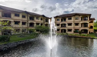 Third Floor Exclusive Condo in Valle Escondido