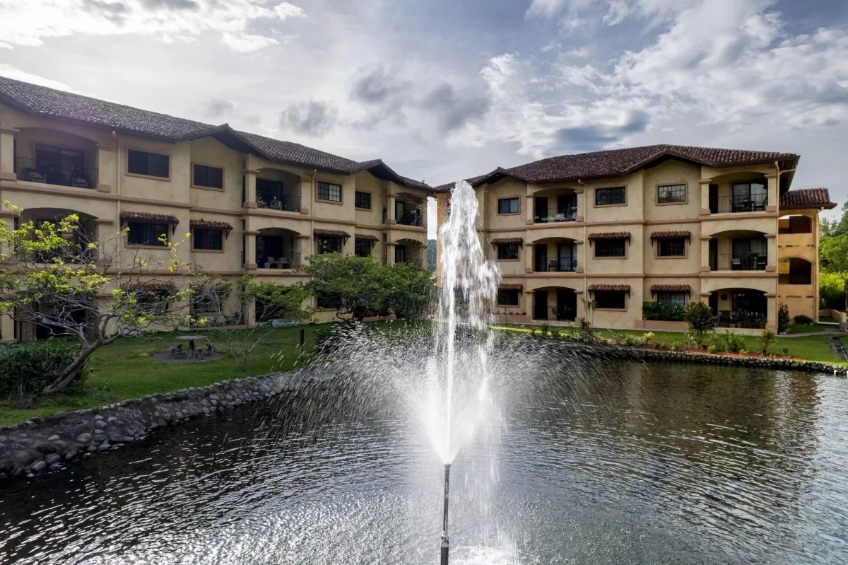 Third Floor Exclusive Condo in Valle Escondido