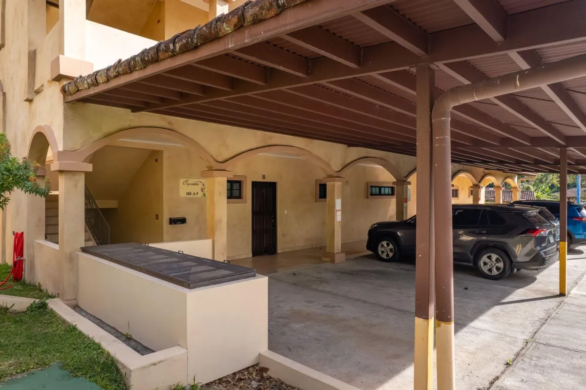 Third Floor Exclusive Condo in Valle Escondido