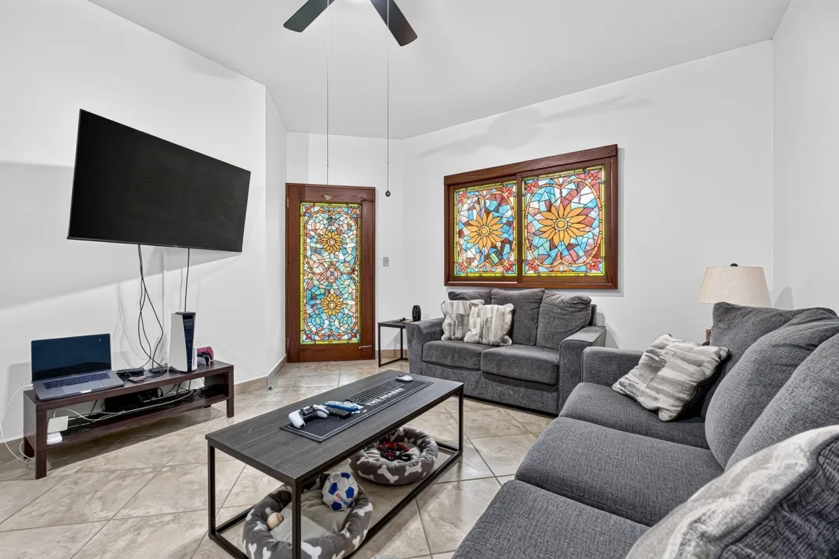 Third Floor Exclusive Condo in Valle Escondido
