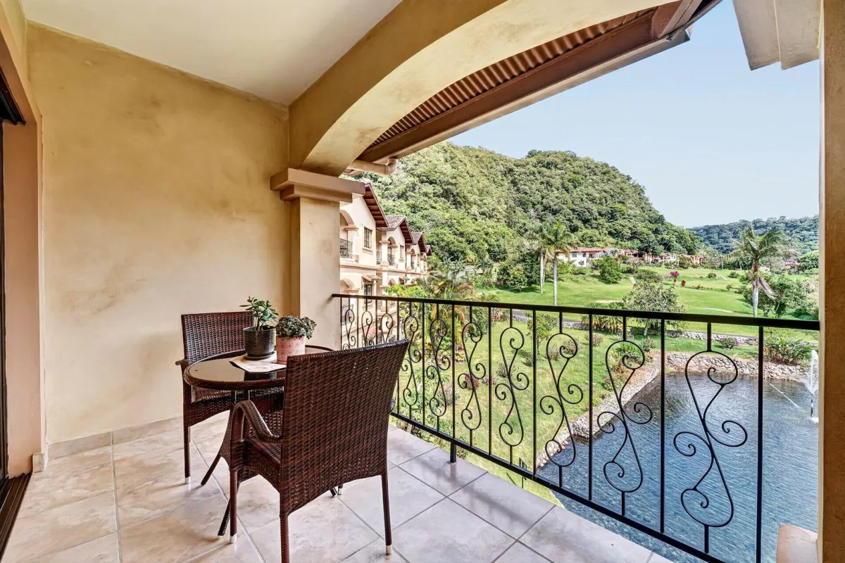 Third Floor Exclusive Condo in Valle Escondido