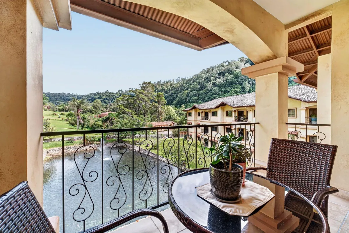 Third Floor Exclusive Condo in Valle Escondido