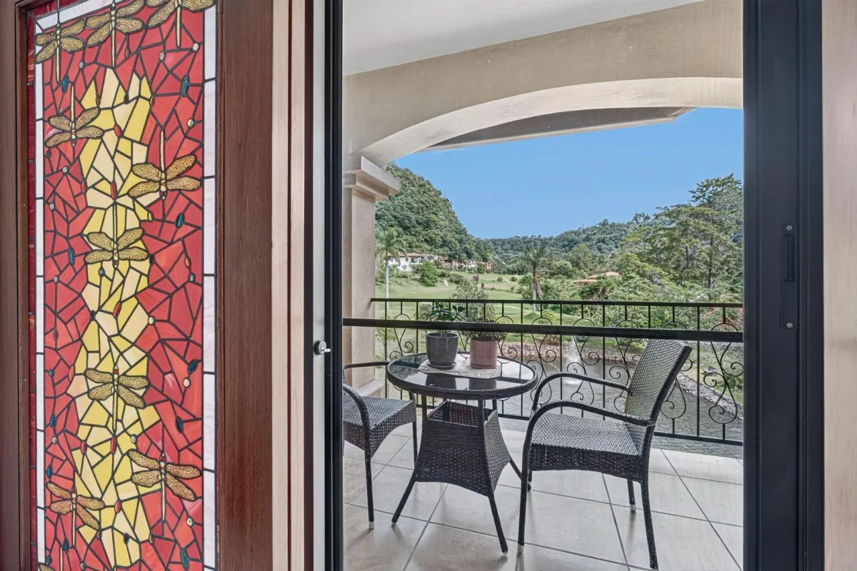 Third Floor Exclusive Condo in Valle Escondido