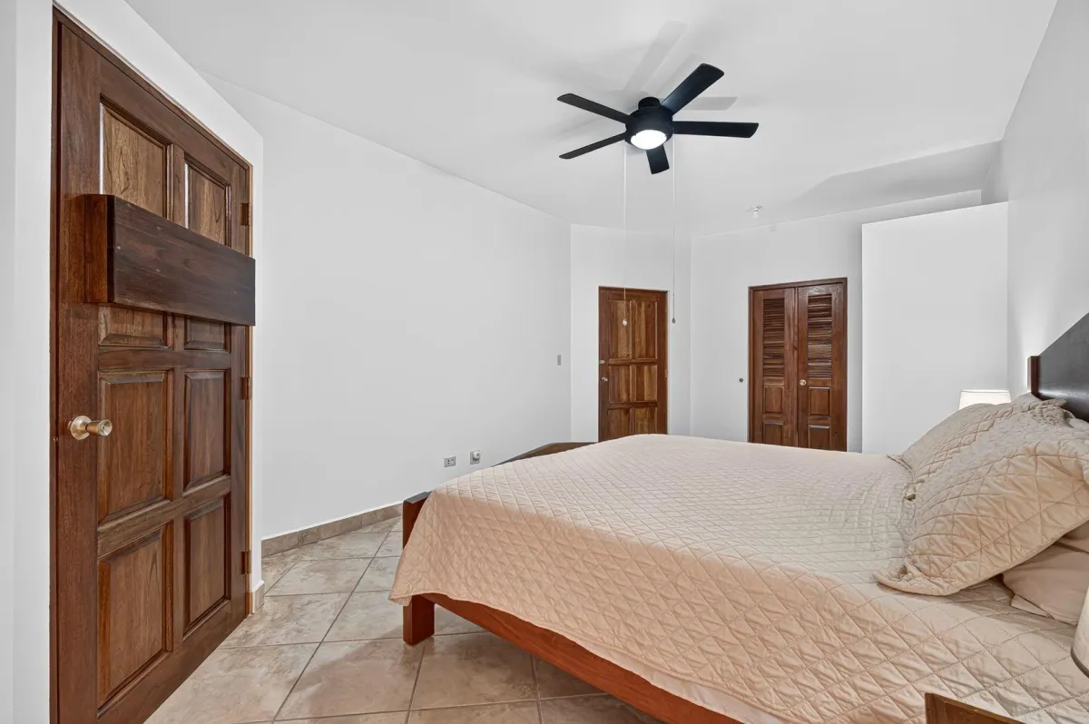 Third Floor Exclusive Condo in Valle Escondido