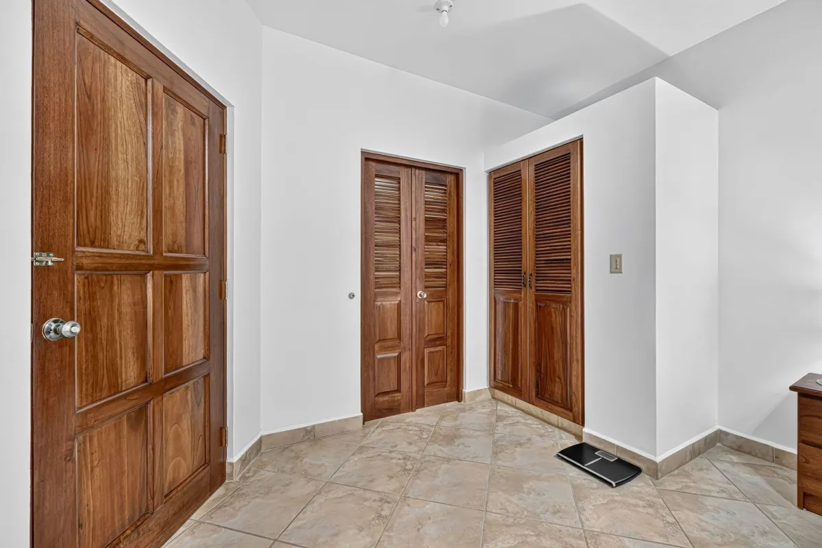 Third Floor Exclusive Condo in Valle Escondido