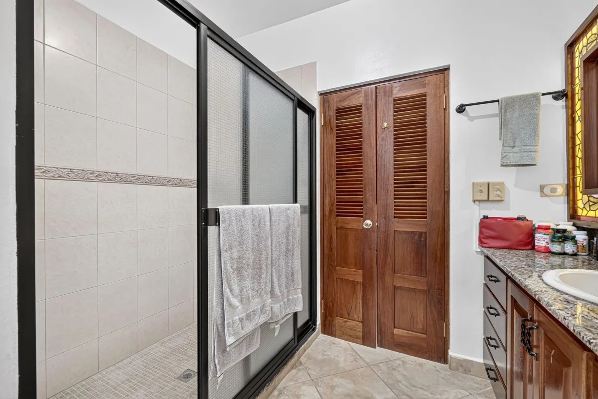 Third Floor Exclusive Condo in Valle Escondido