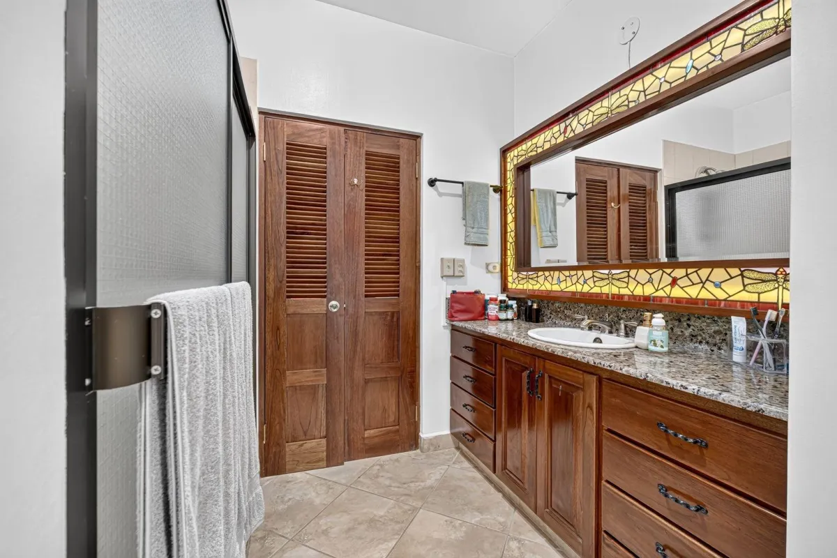 Third Floor Exclusive Condo in Valle Escondido