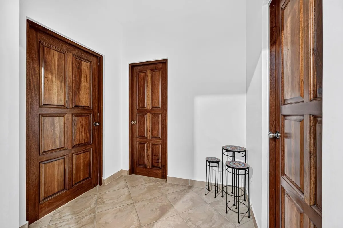 Third Floor Exclusive Condo in Valle Escondido