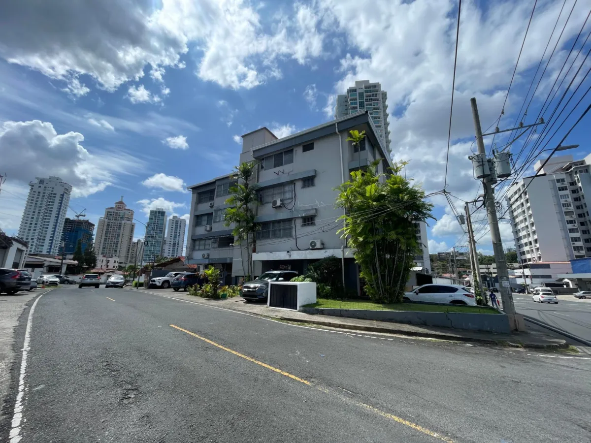 Se vende apartamento en Via Porras (PH Los Caobos)