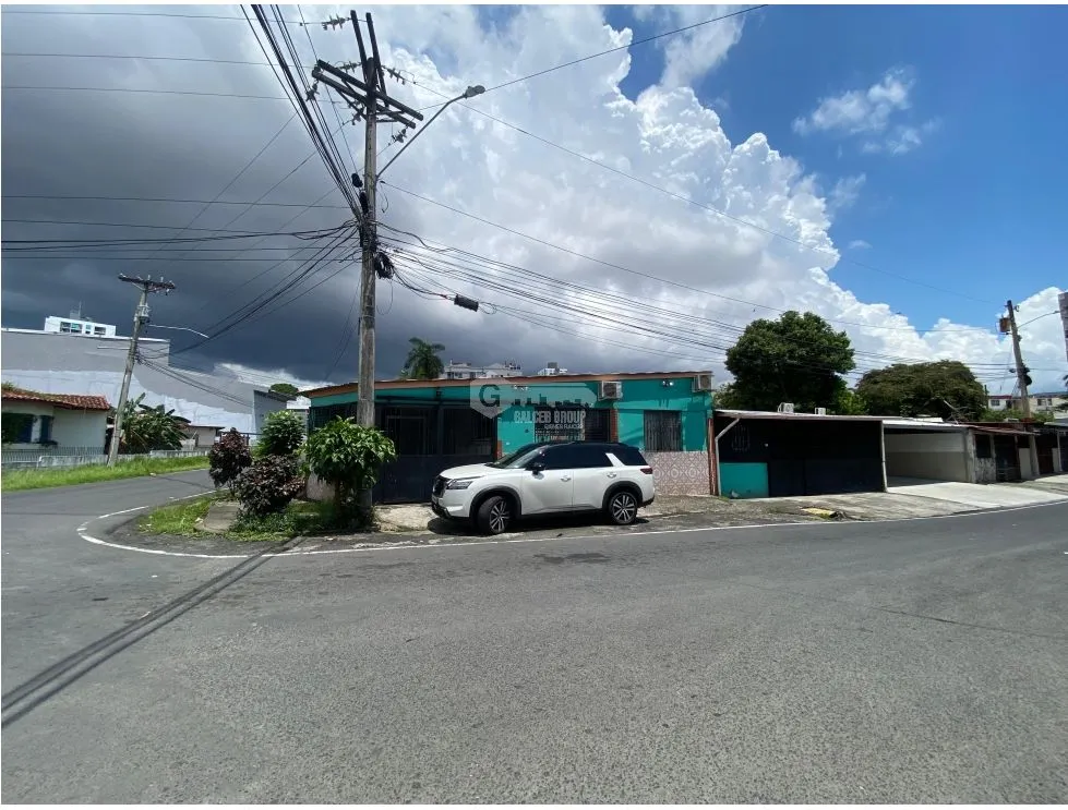 SE VENDE CASA PARQUE LEFEVRE CALLE 4TA 130M 3 HABITACION ESQUINA