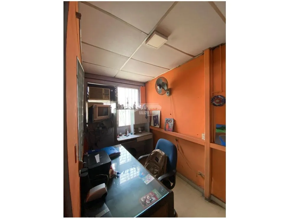 SE VENDE CASA PARQUE LEFEVRE CALLE 4TA 130M 3 HABITACION ESQUINA