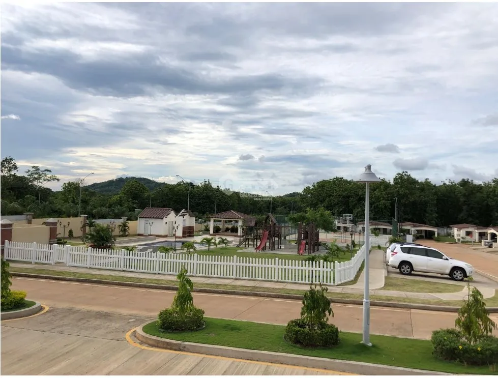 SE ALQUILA HERMOSA CASA 200M EN CHORRERA PH LOS ESTABLOS CON TERRAZA