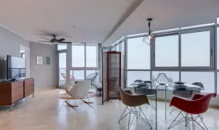 Piso alto en PH Riverside con vista panorámica al mar