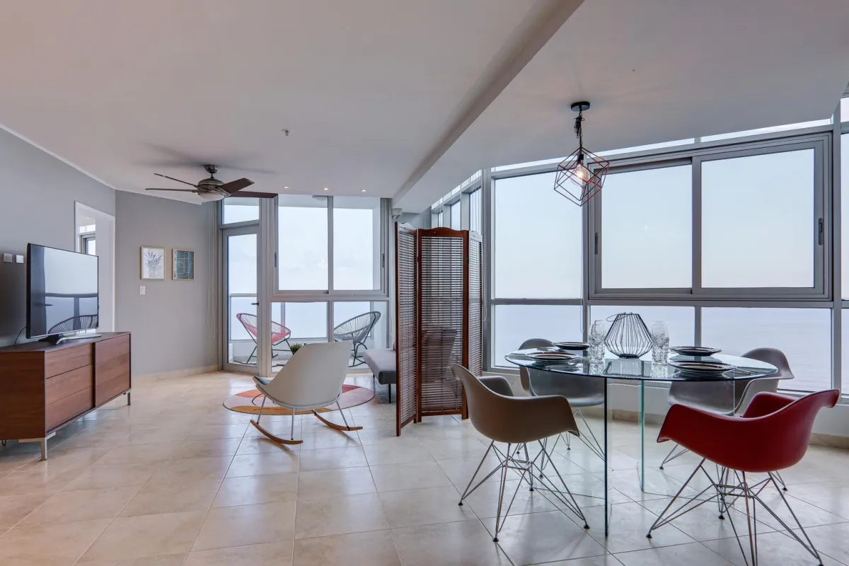 Piso alto en PH Riverside con vista panorámica al mar