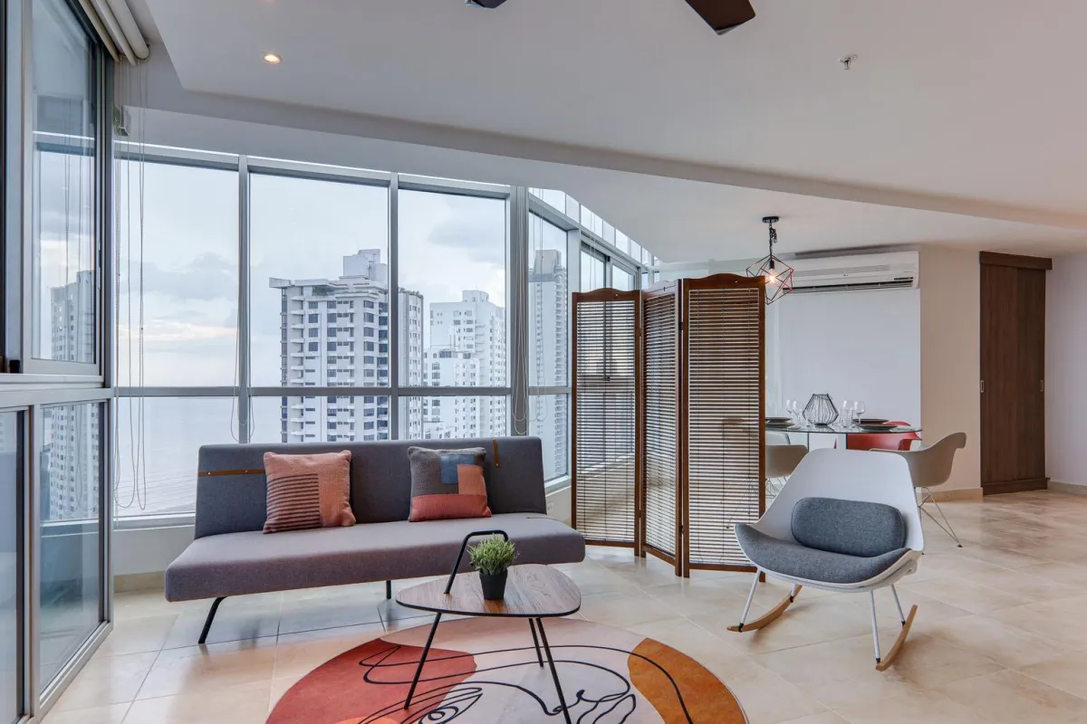 Piso alto en PH Riverside con vista panorámica al mar