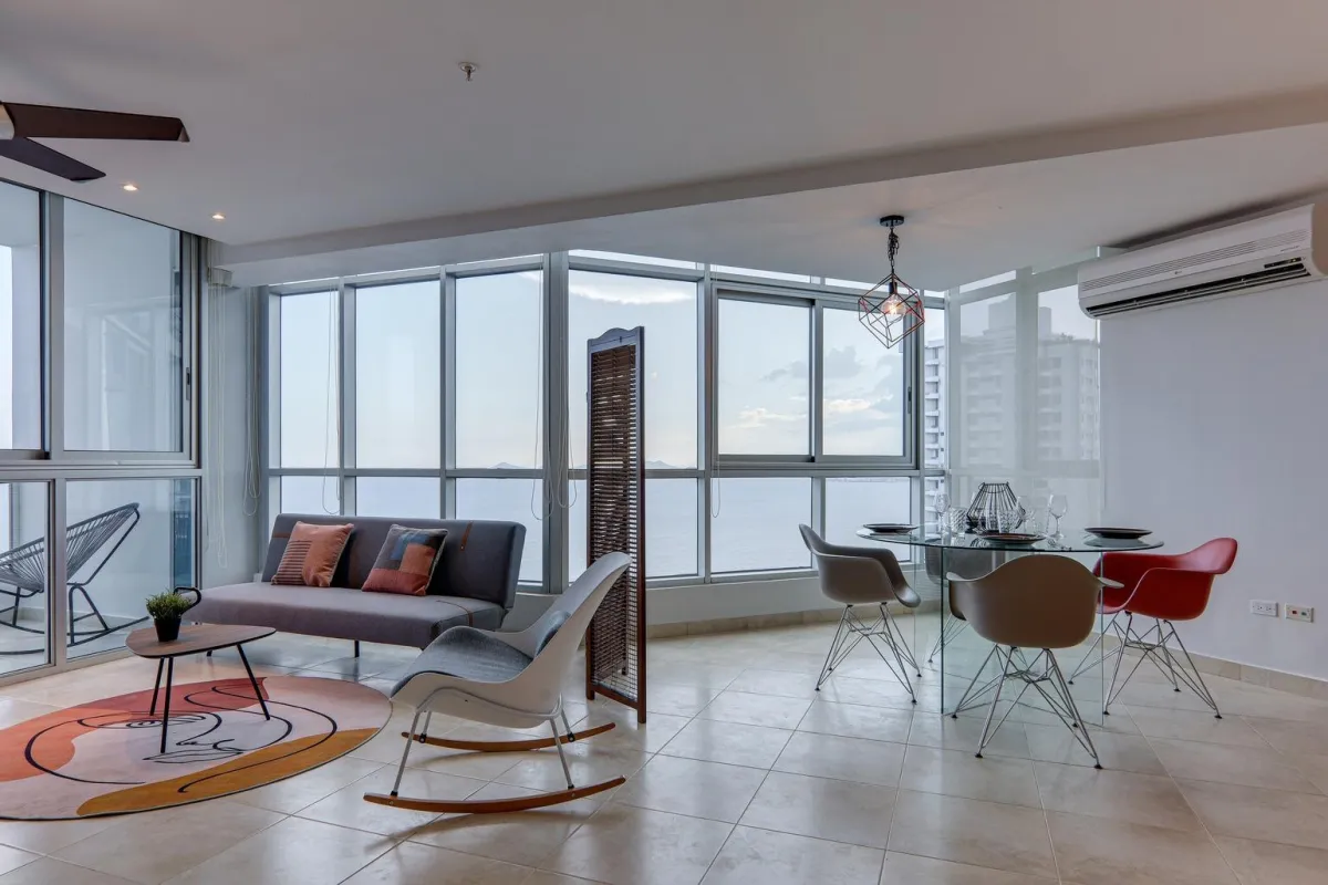 Piso alto en PH Riverside con vista panorámica al mar