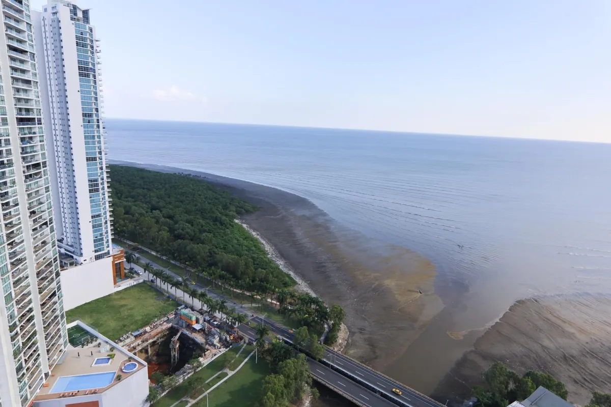 Piso alto en PH Riverside con vista panorámica al mar