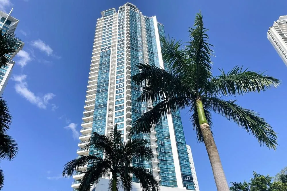 Piso alto en PH Riverside con vista panorámica al mar