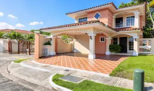 ALQUILER DE CASA UNIFAMILIAR EN ESQUINA – COSTA SUR, VILLA VALENCIA