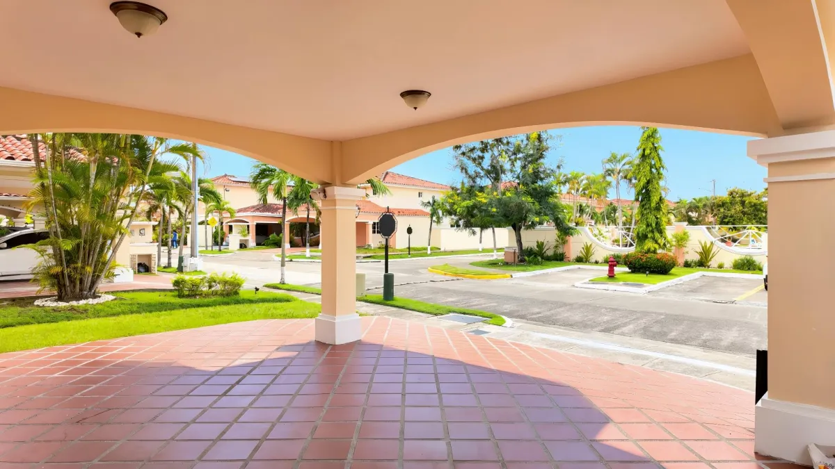 ALQUILER DE CASA UNIFAMILIAR EN ESQUINA – COSTA SUR, VILLA VALENCIA