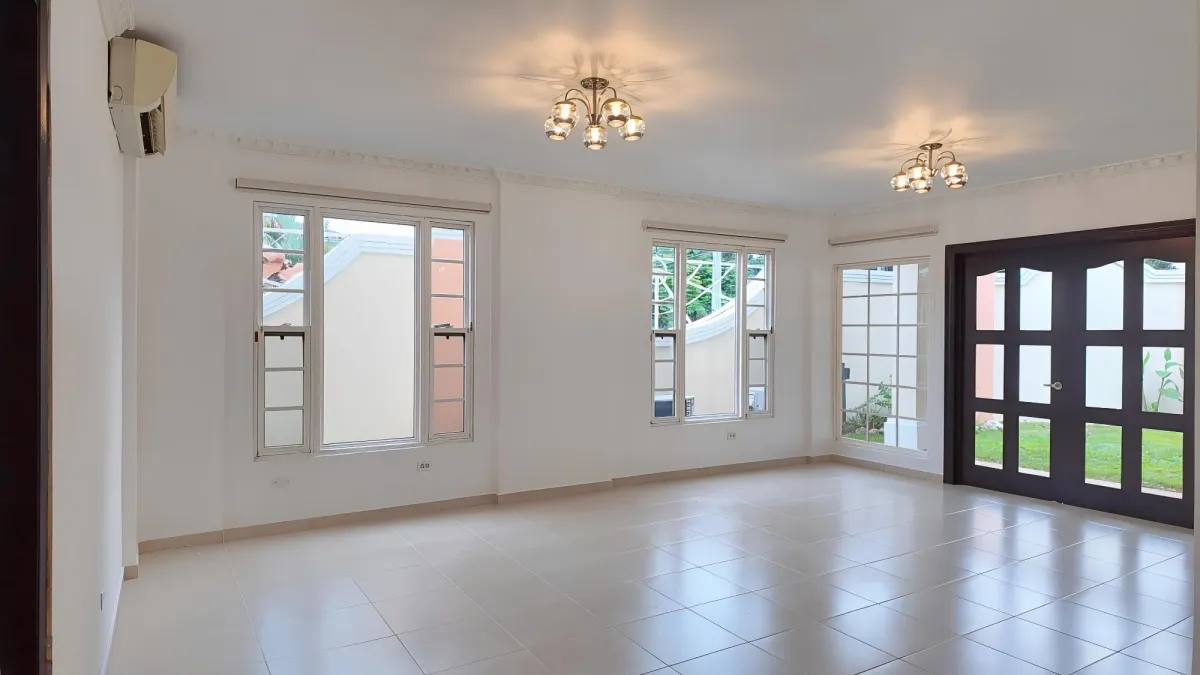 ALQUILER DE CASA UNIFAMILIAR EN ESQUINA – COSTA SUR, VILLA VALENCIA