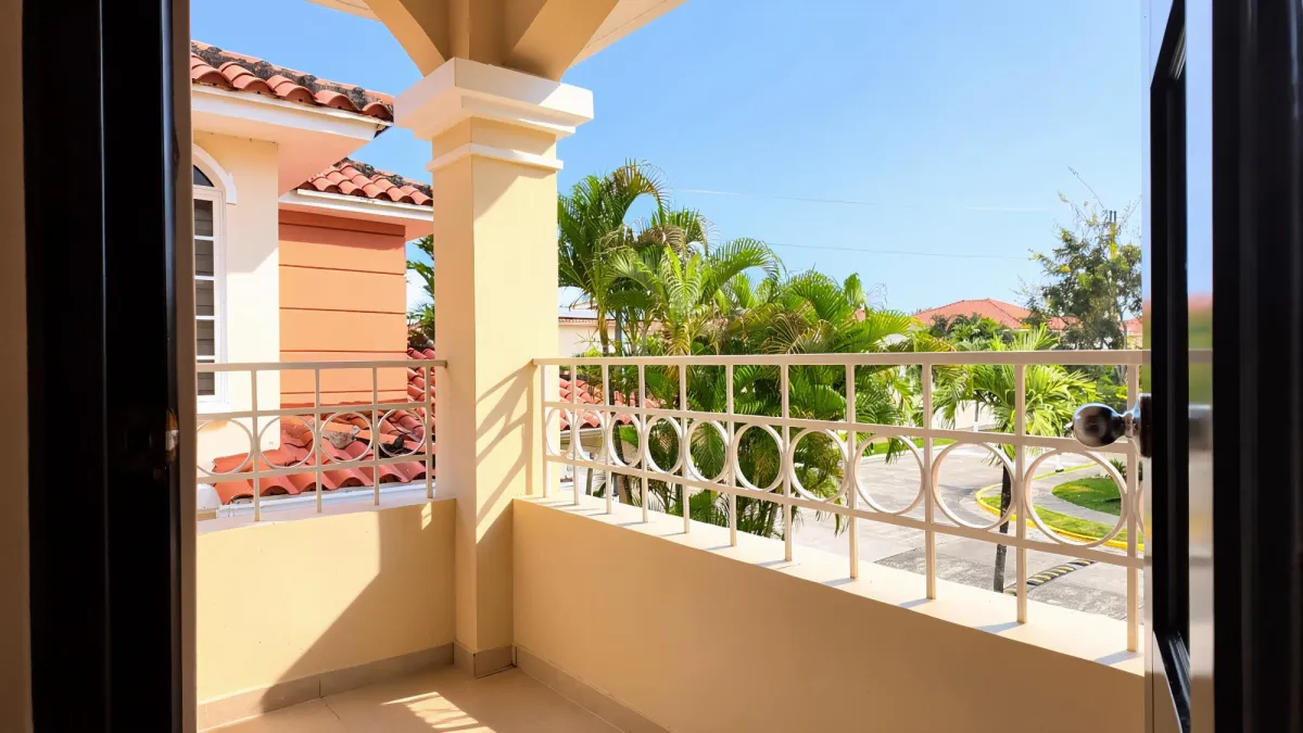 ALQUILER DE CASA UNIFAMILIAR EN ESQUINA – COSTA SUR, VILLA VALENCIA