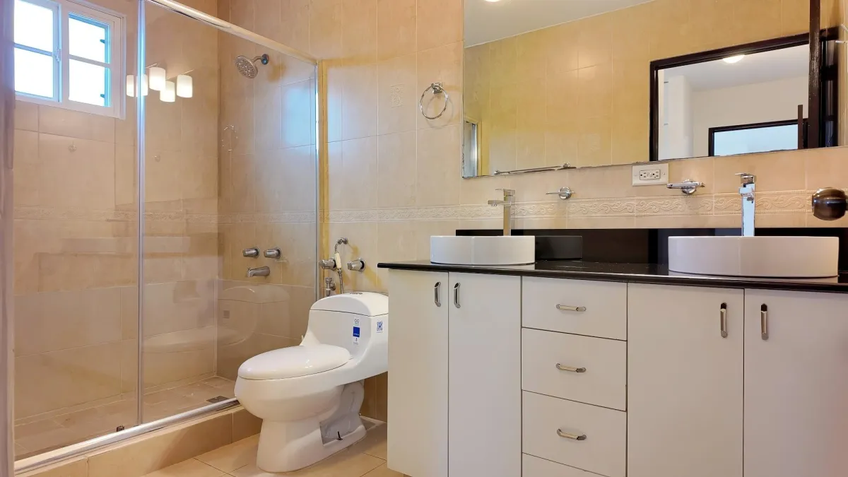 ALQUILER DE CASA UNIFAMILIAR EN ESQUINA – COSTA SUR, VILLA VALENCIA