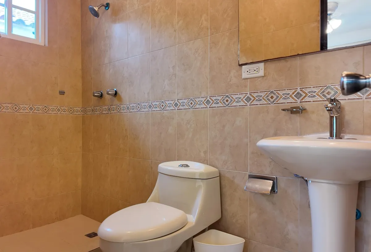 ALQUILER DE CASA UNIFAMILIAR EN ESQUINA – COSTA SUR, VILLA VALENCIA