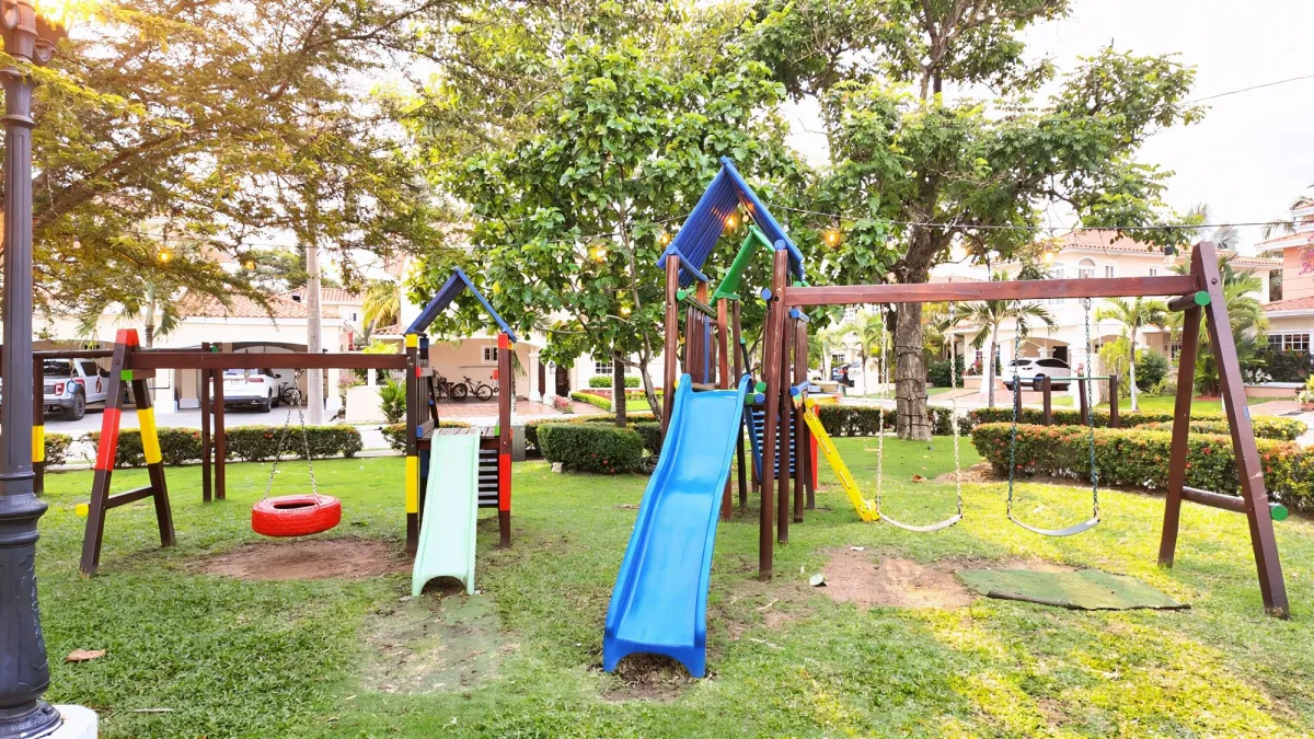 ALQUILER DE CASA UNIFAMILIAR EN ESQUINA – COSTA SUR, VILLA VALENCIA