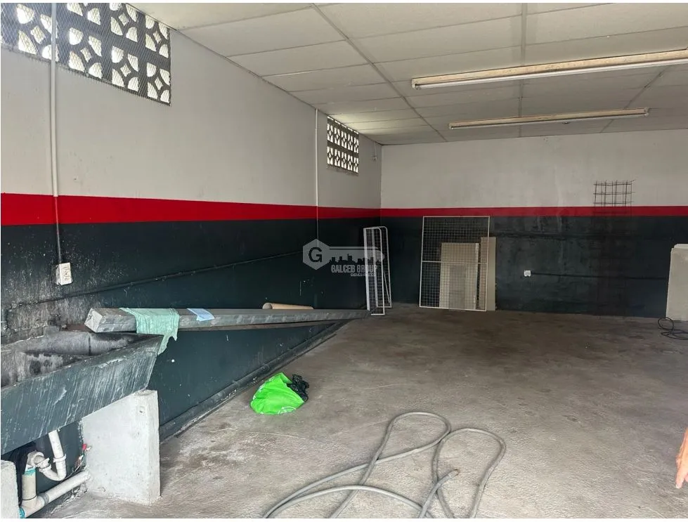 COMMERCIAL SPACE FOR RENT IN PEDREGAL - 50M2 WITH AMPLE PARKING ON CORNER LOT