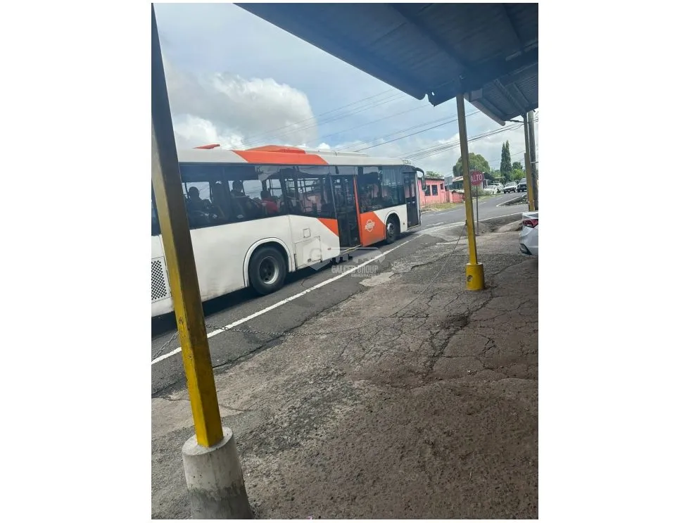 COMMERCIAL SPACE FOR RENT IN PEDREGAL - 50M2 WITH AMPLE PARKING ON CORNER LOT