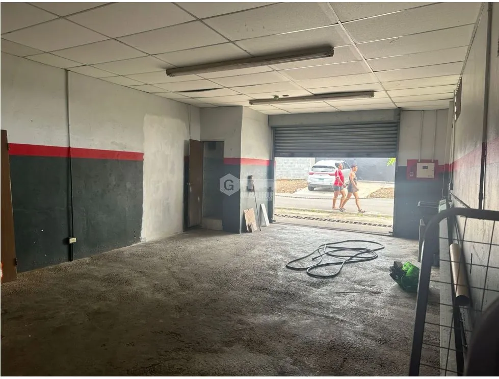 COMMERCIAL SPACE FOR RENT IN PEDREGAL - 50M2 WITH AMPLE PARKING ON CORNER LOT