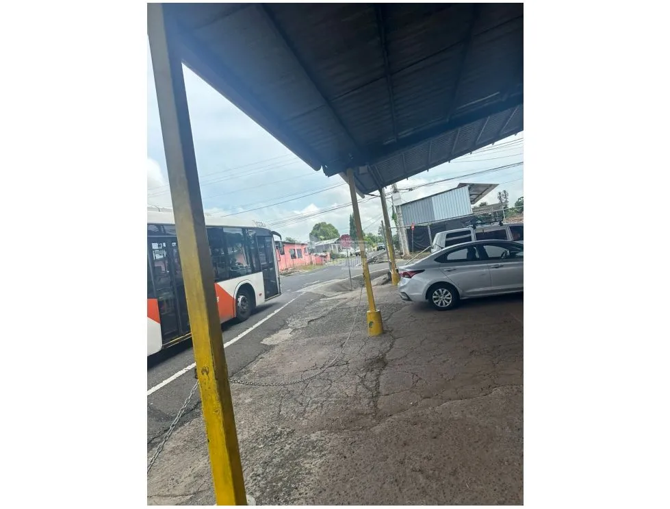 COMMERCIAL SPACE FOR RENT IN PEDREGAL - 50M2 WITH AMPLE PARKING ON CORNER LOT