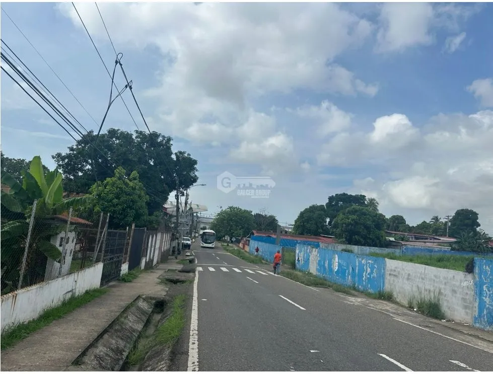 COMMERCIAL SPACE FOR RENT IN PEDREGAL - 50M2 WITH AMPLE PARKING ON CORNER LOT