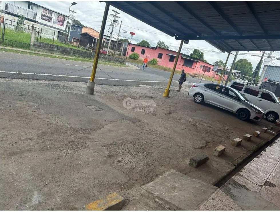 COMMERCIAL SPACE FOR RENT IN PEDREGAL - 50M2 WITH AMPLE PARKING ON CORNER LOT